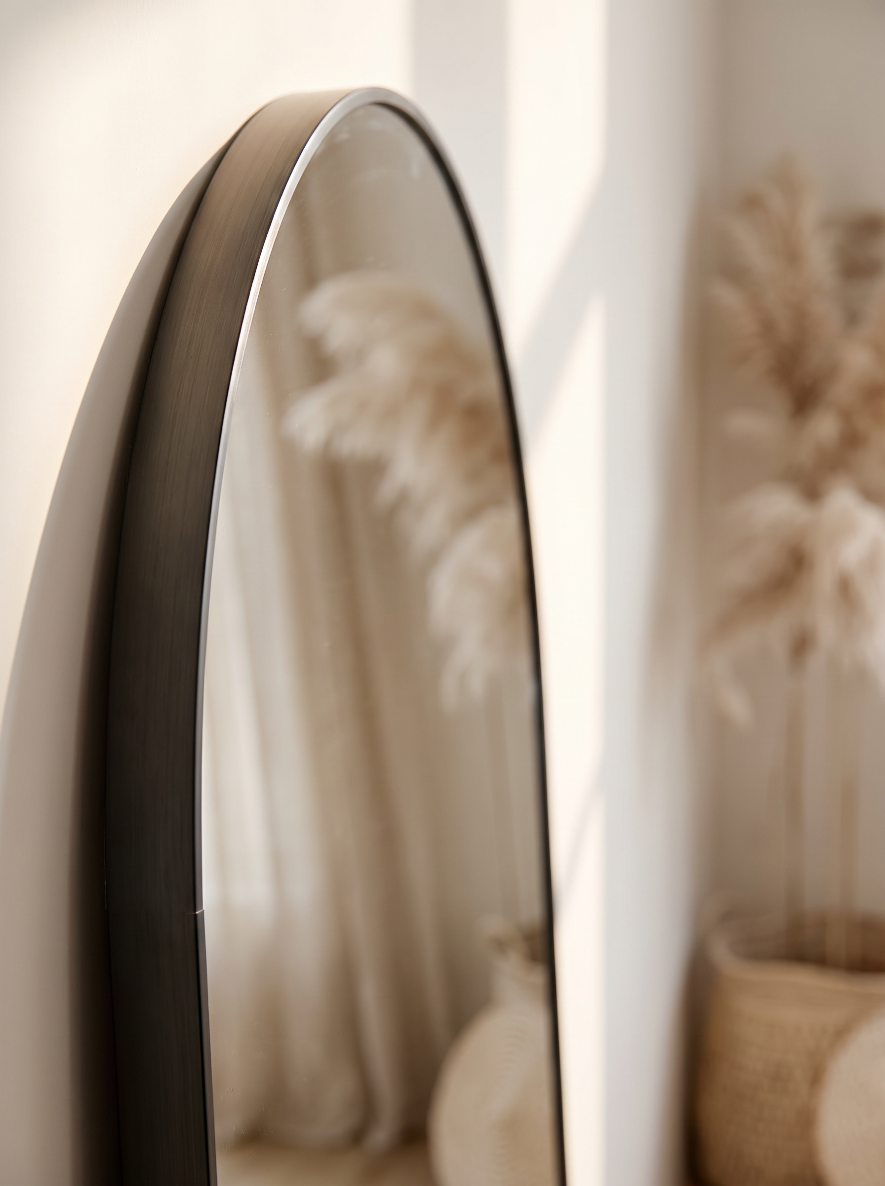 Aurella mirror frame and glass edge detail